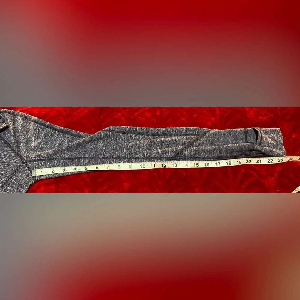 Lululemon SZ 6 quarter zip long sleeved shirt with thumb holes Awesome Condition - Picture 6 of 17